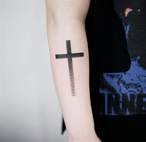 tattoo de cruz en el brazo|tatuajes de cruces con alas.